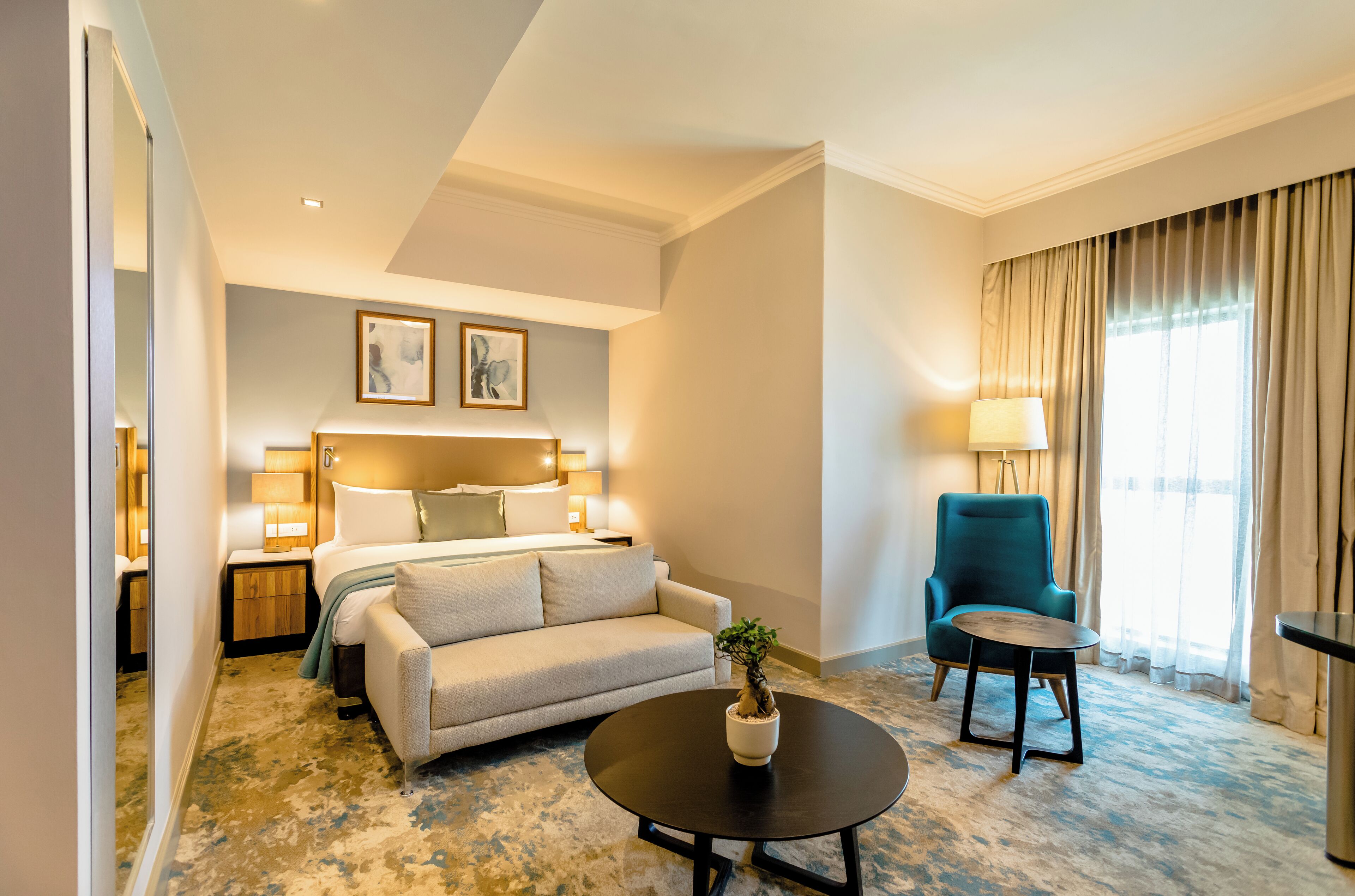 Junior Studio Suite | Hypo-allergenic bedding, minibar, in-room safe, desk