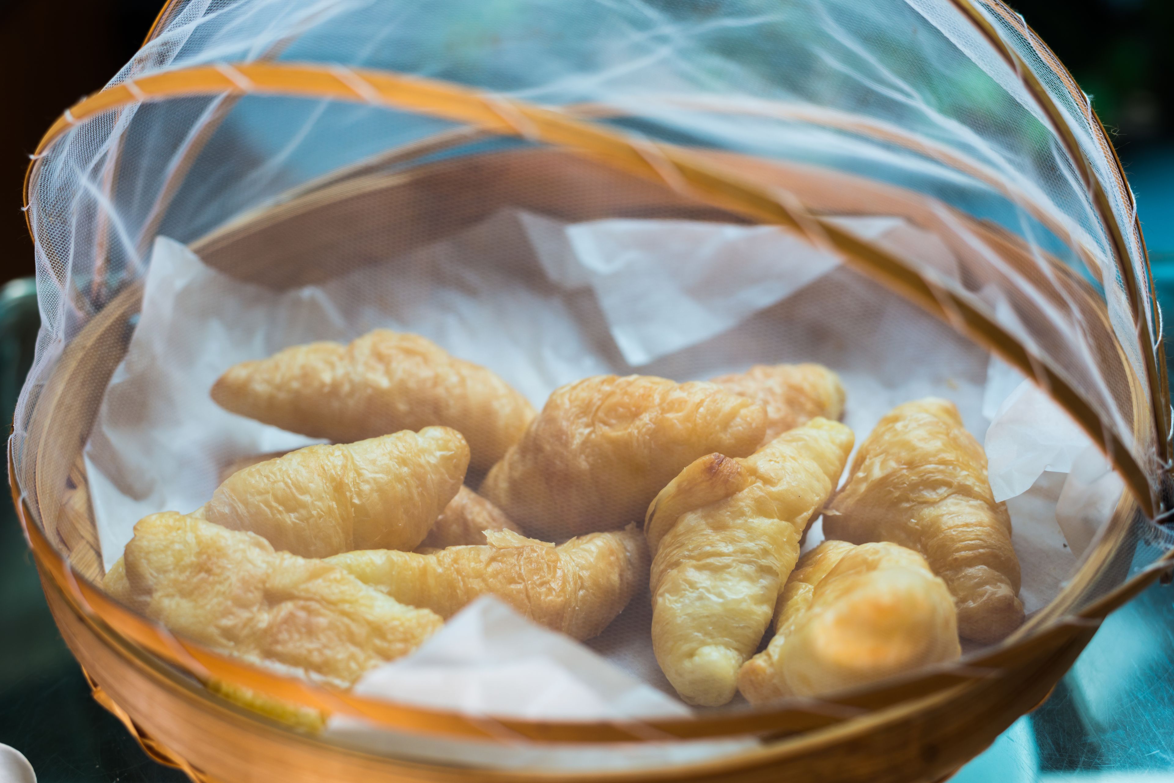 Een mandje met croissants.
