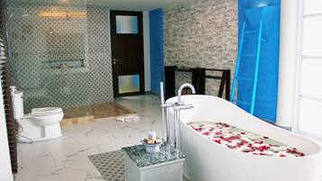 Sunrise Suite | Bathroom shower