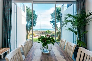Fridge, coffee/tea maker, electric kettle - Waiheke Waterfront Lodge (Waiheke Island)