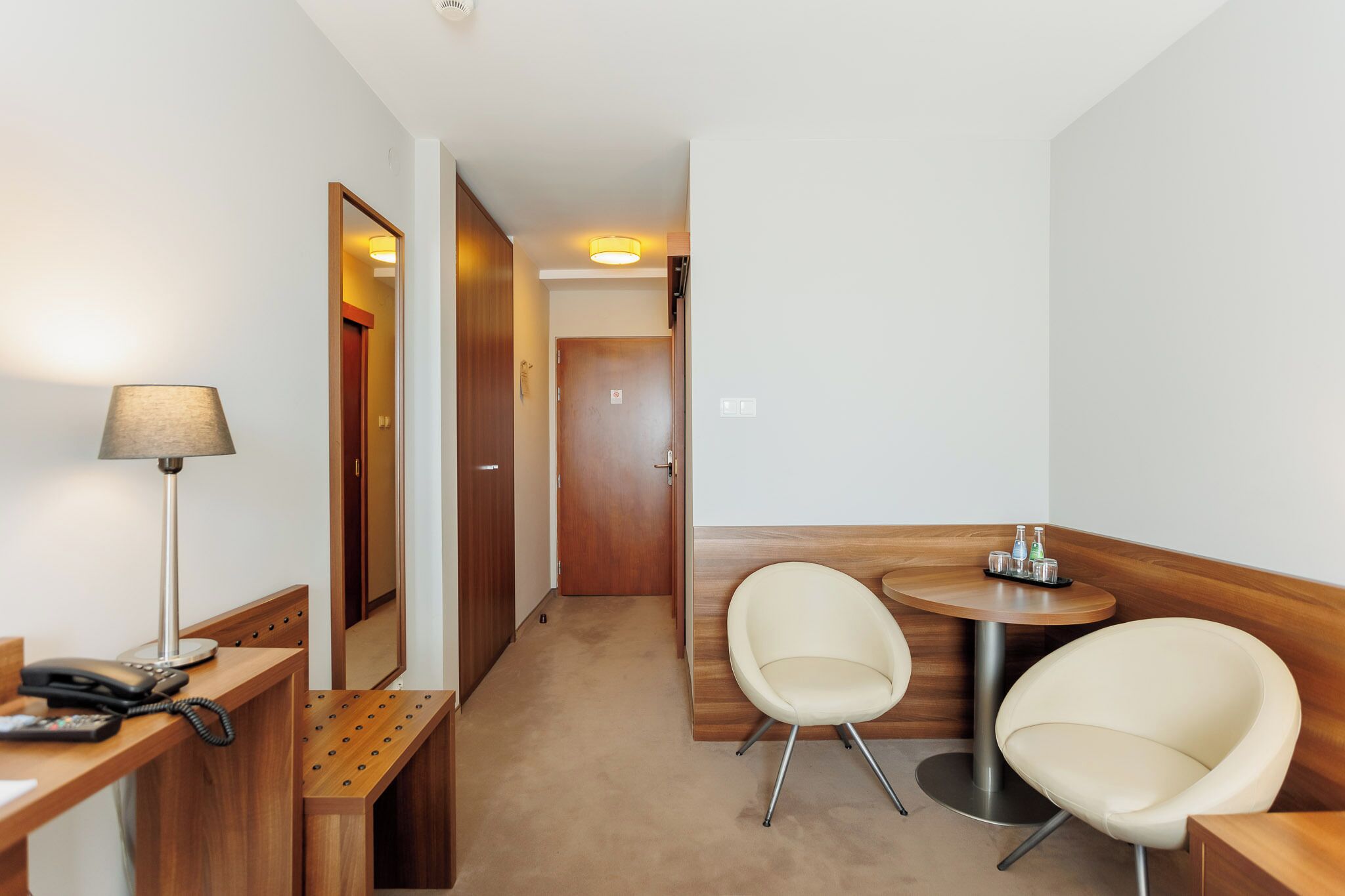 standard double or twin room | living area