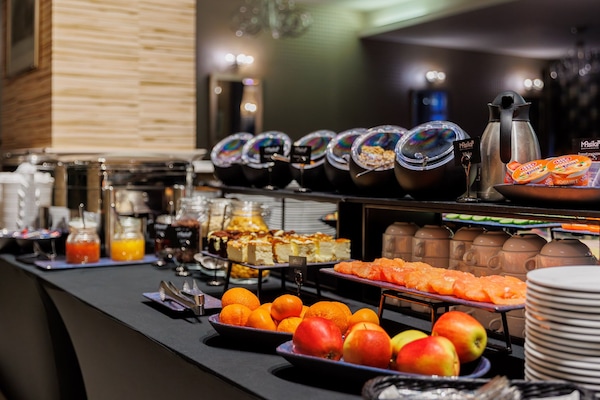Daily buffet breakfast (PLN 47 per person)