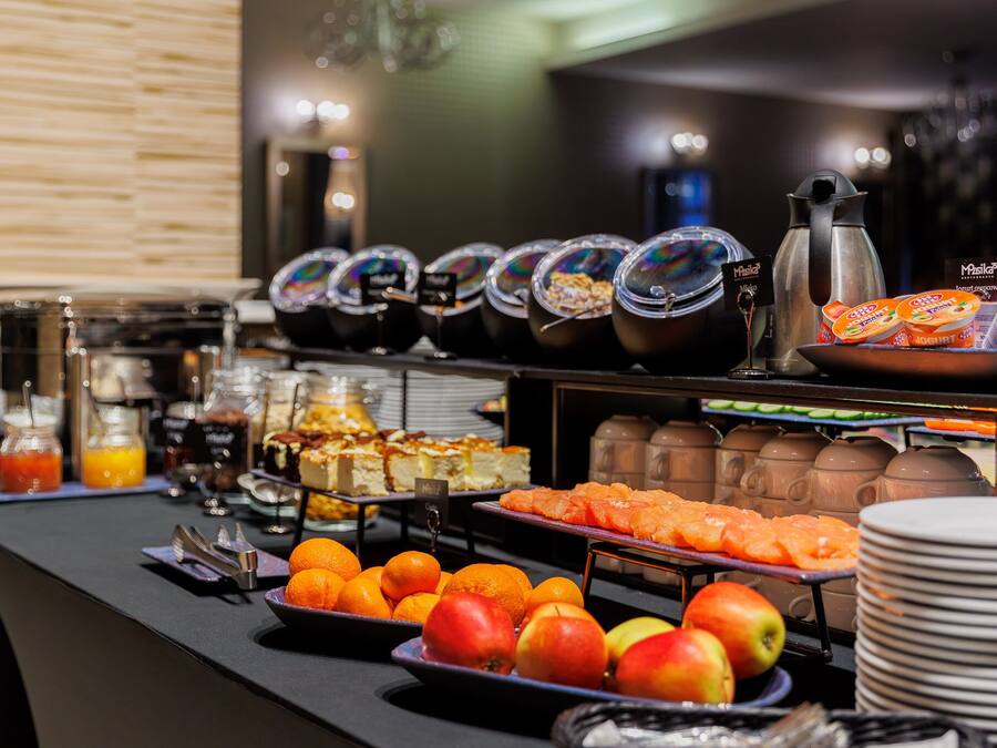 Daily buffet breakfast (PLN 47 per person)