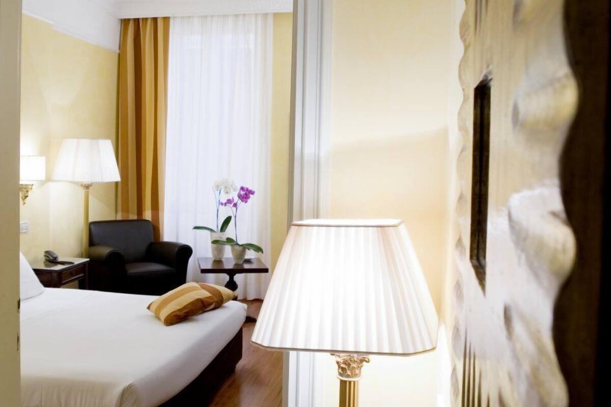 standard double room | hypo-allergenic bedding, minibar, in-room safe, desk