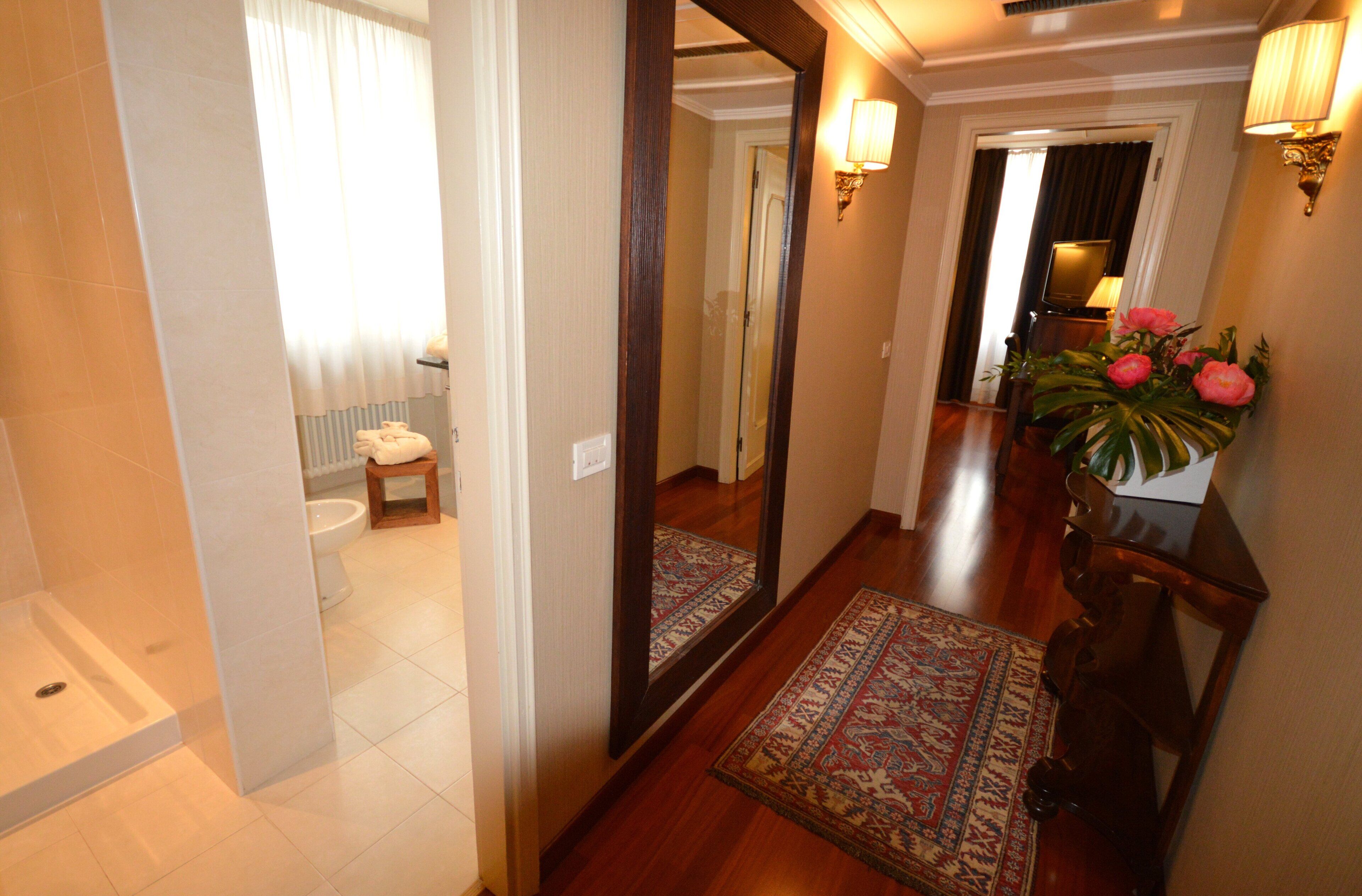 junior suite | hypo-allergenic bedding, minibar, in-room safe, desk