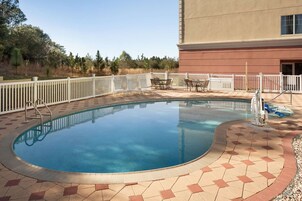 Una piscina al aire libre de temporada