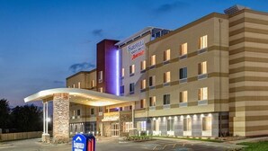 Een meerlaags hotel met een opvallend bord voor Marriott.