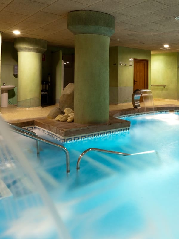 Sauna, hot tub, steam room, body treatments, hydrotherapy, aromatherapy