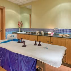 Sauna, bain à remous, hammam, soins corporels, soins d'hydrothérapie