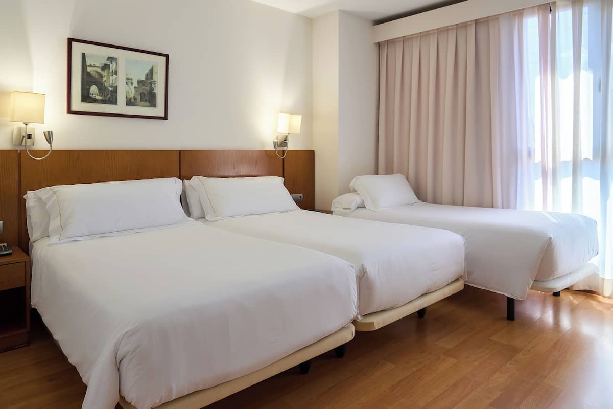 Triple Room | Bar mini, peti besi dalam bilik, kalis bunyi, Wi-fi percuma