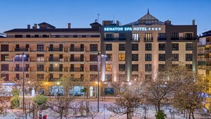 A hotel with a sign reading "SENATOR SPA HOTEL" and a four-star rating. - Senator Granada Hotel (Granada)