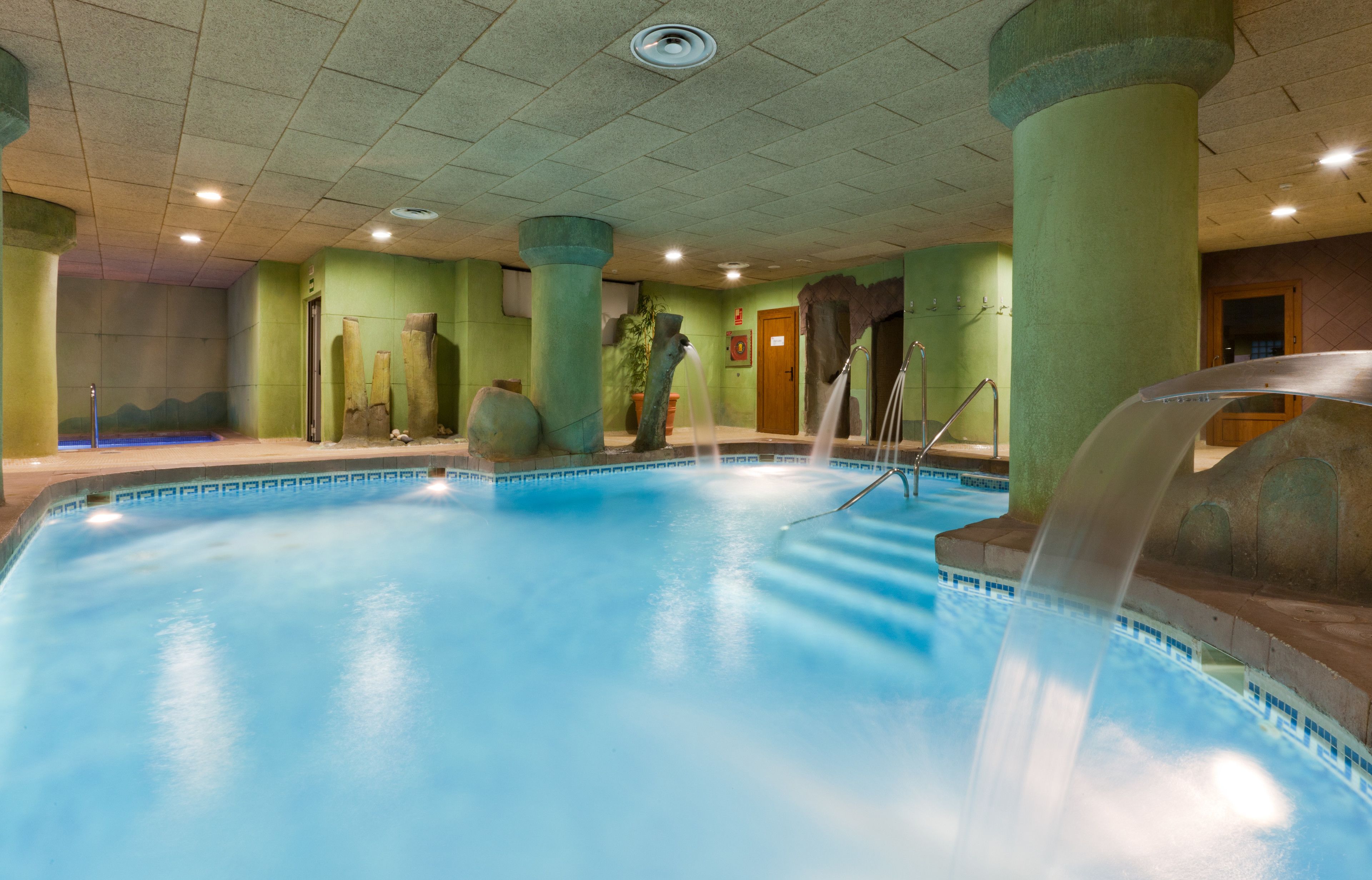 sauna, hot tub, steam room, body treatments, hydrotherapy, aromatherapy