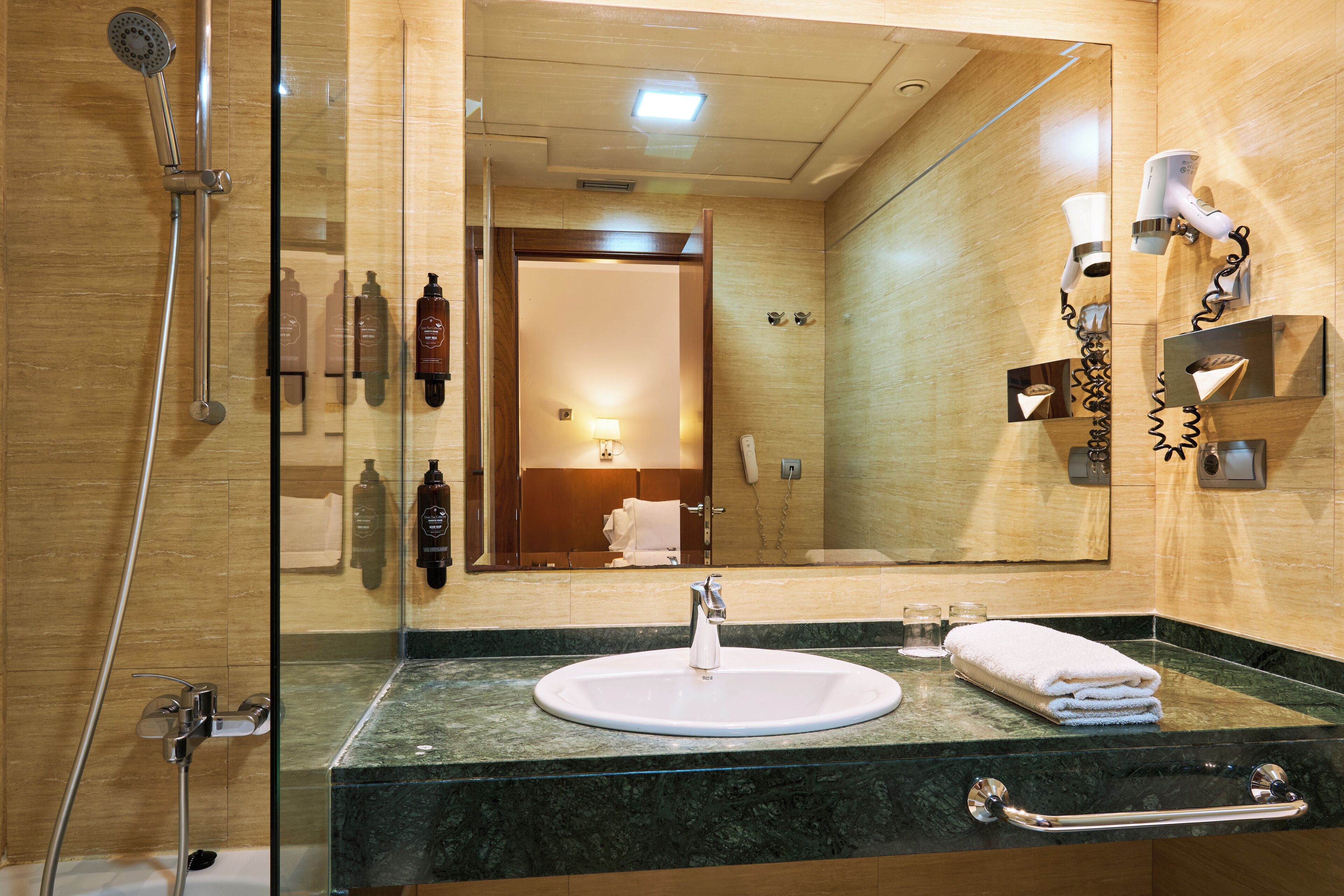 economy double room | minibar, in-room safe, soundproofing, free wifi