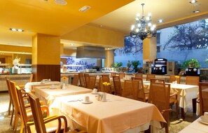 Petit déjeuner buffet (16 EUR par personne)