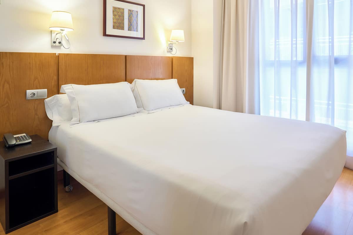 Economy Double Room | Bar mini, peti besi dalam bilik, kalis bunyi, Wi-fi percuma