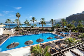 Outdoor pool, pool umbrellas, sun loungers - Meliá Costa Atlantis Tenerife (Puerto de la Cruz)