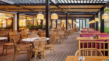 Petit déjeuner et dßner servis sur place, vue sur la piscine