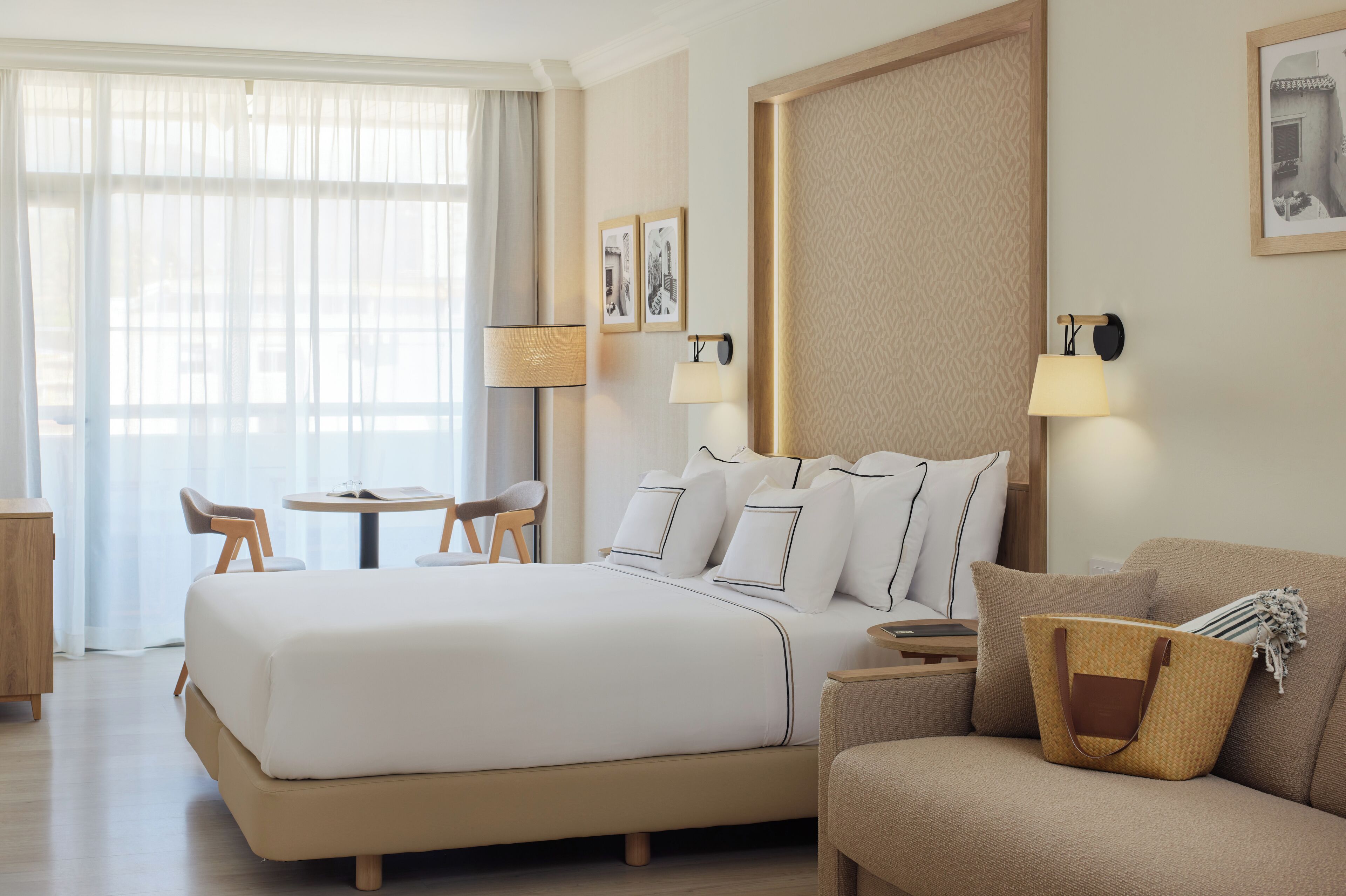 Ropa de cama de alta calidad, cubrecamas y minibar 