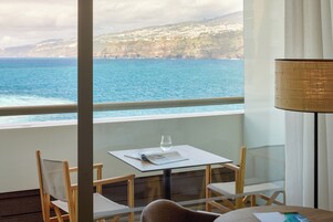 Ropa de cama de alta calidad, cubrecamas y minibar 