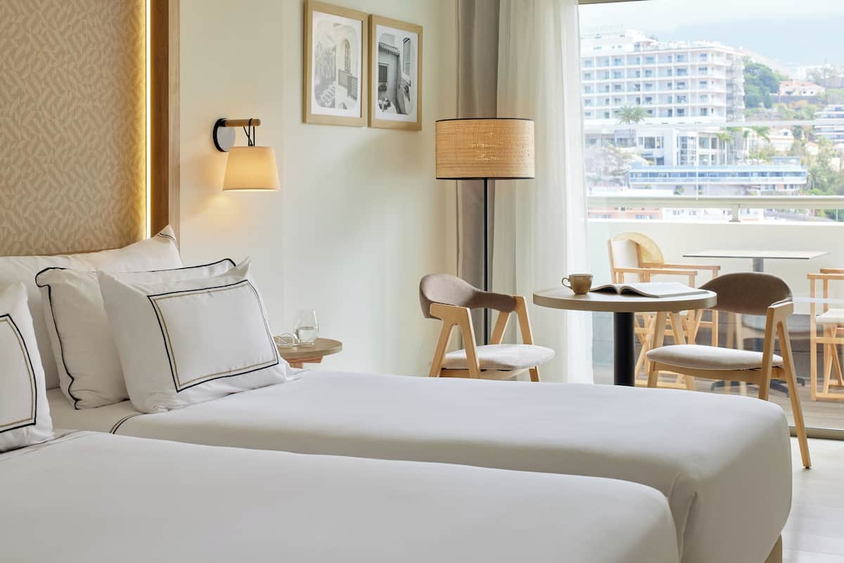 1 habitación, ropa de cama de alta calidad, cubrecamas y minibar