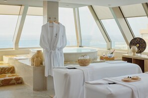 Sauna, hot tub, steam room