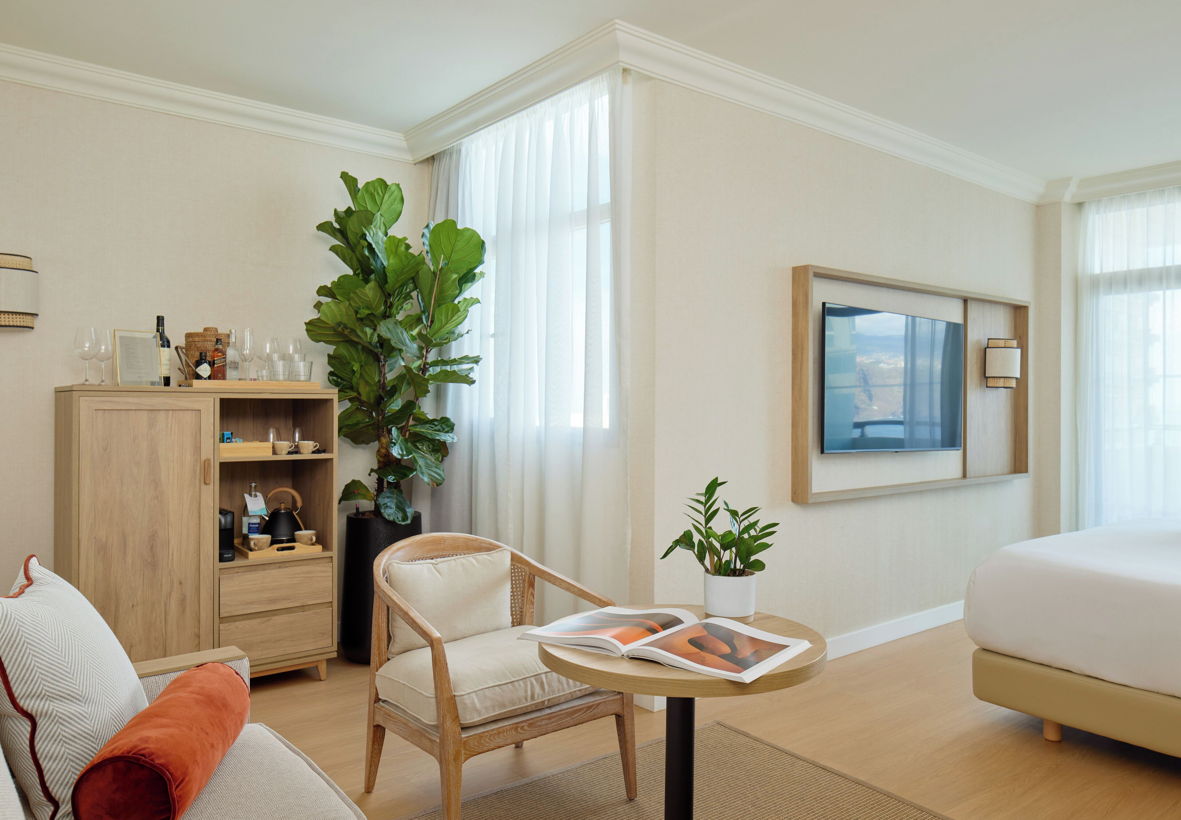 Ropa de cama de alta calidad, cubrecamas y minibar 