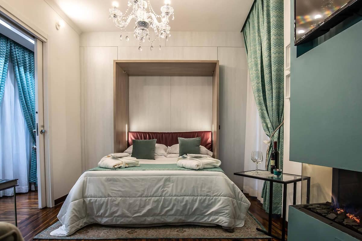 خزنة داخل الغرفة ومكتب وتجهيزات عازلة للصوت وواي فاي مجانًا