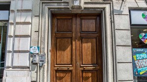Pintu masuk properti