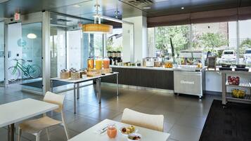 Desayuno continental gratuito y diario