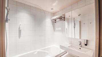 Un baño moderno con bañera, ducha y lavamanos.