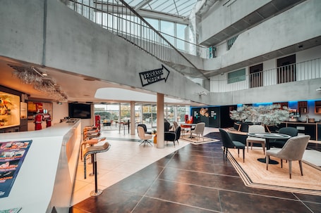 Lobby lounge