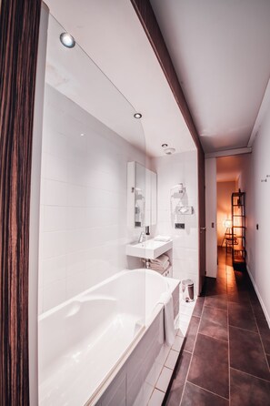 Ensemble douche/baignoire, sèche-cheveux, serviettes fournies