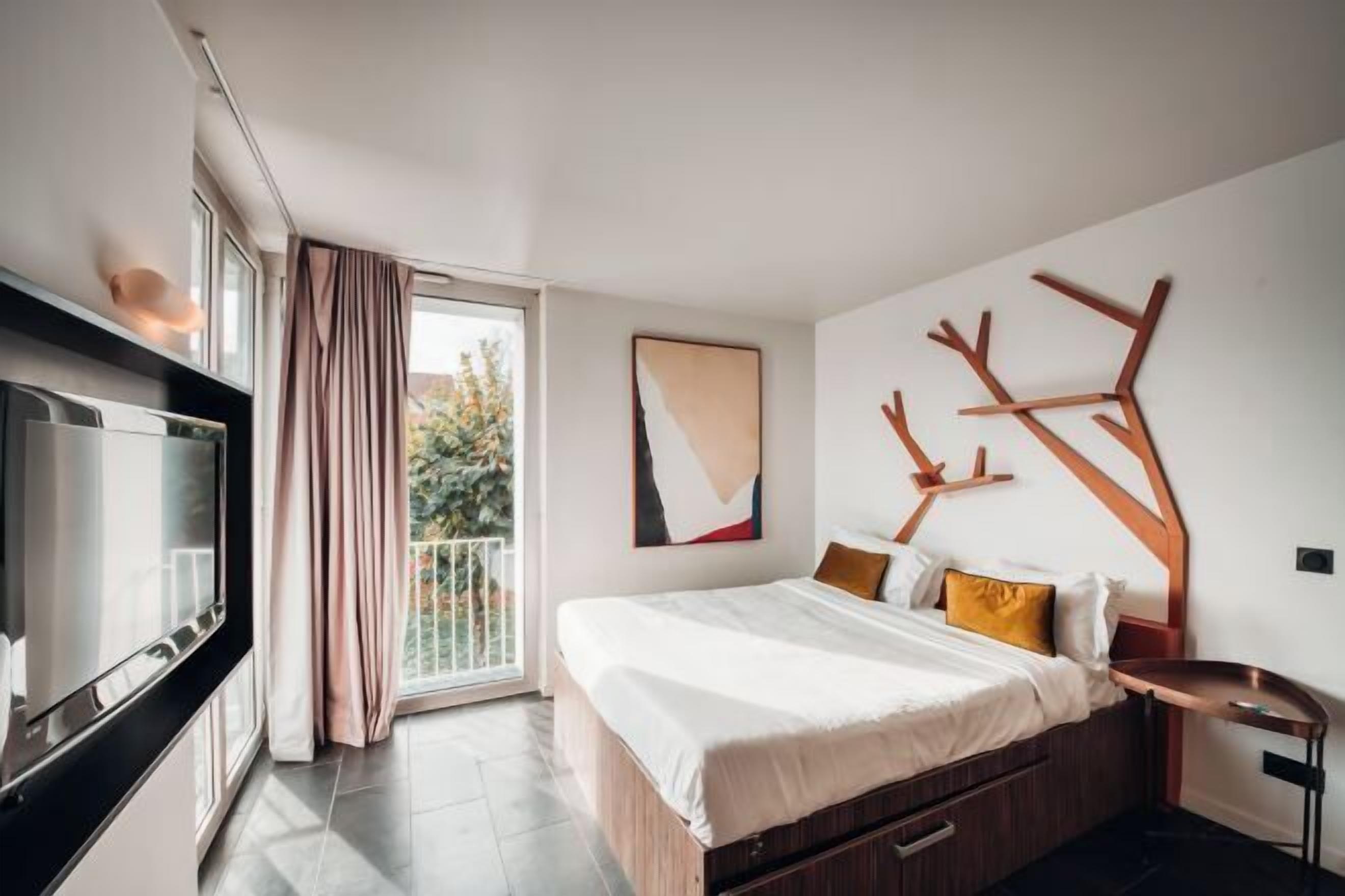 Sängtillbehör av högsta kvalitet och värdeförvaringsskåp på rummet