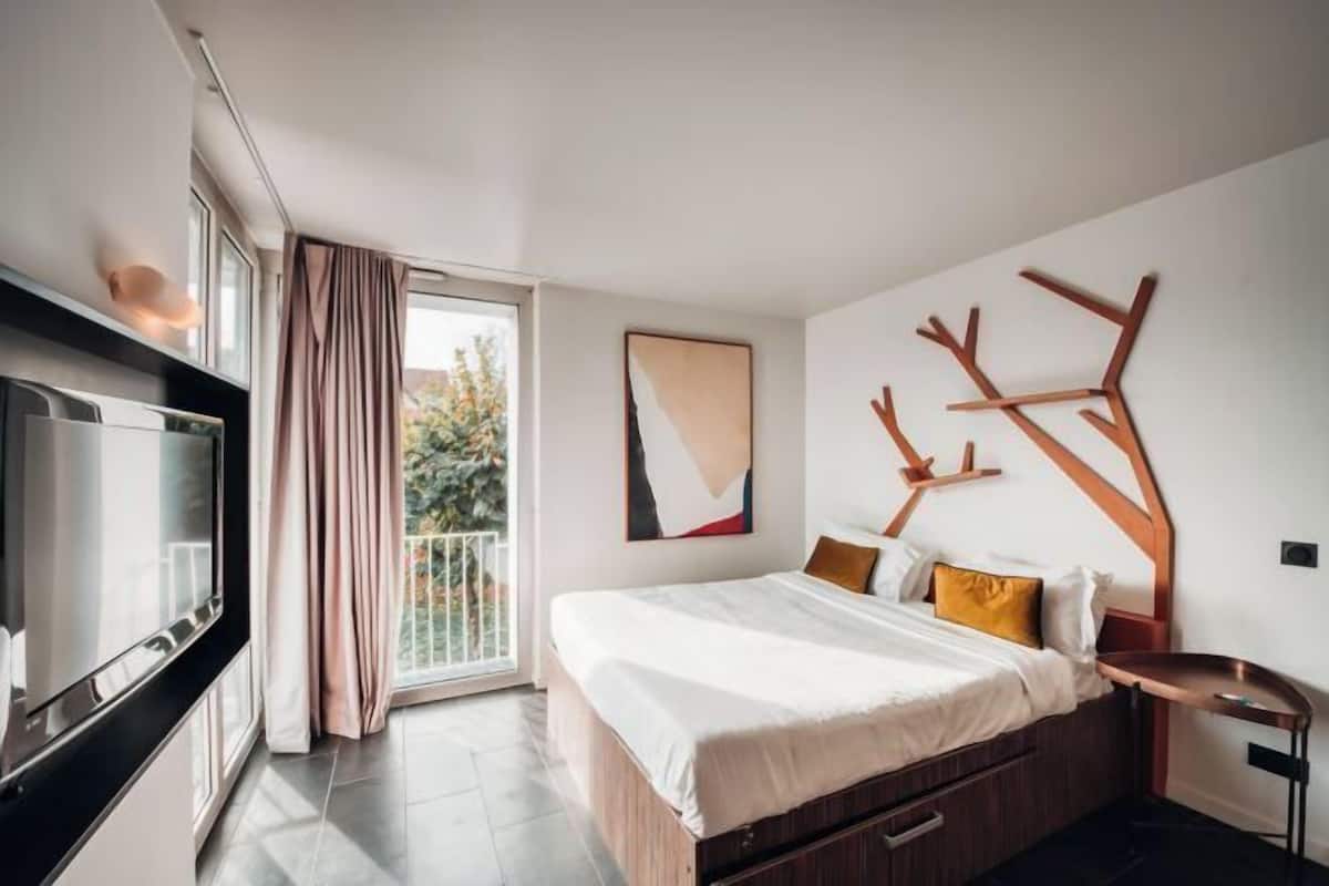 Literie de qualité, coffre-fort, décor unique, ameublement unique