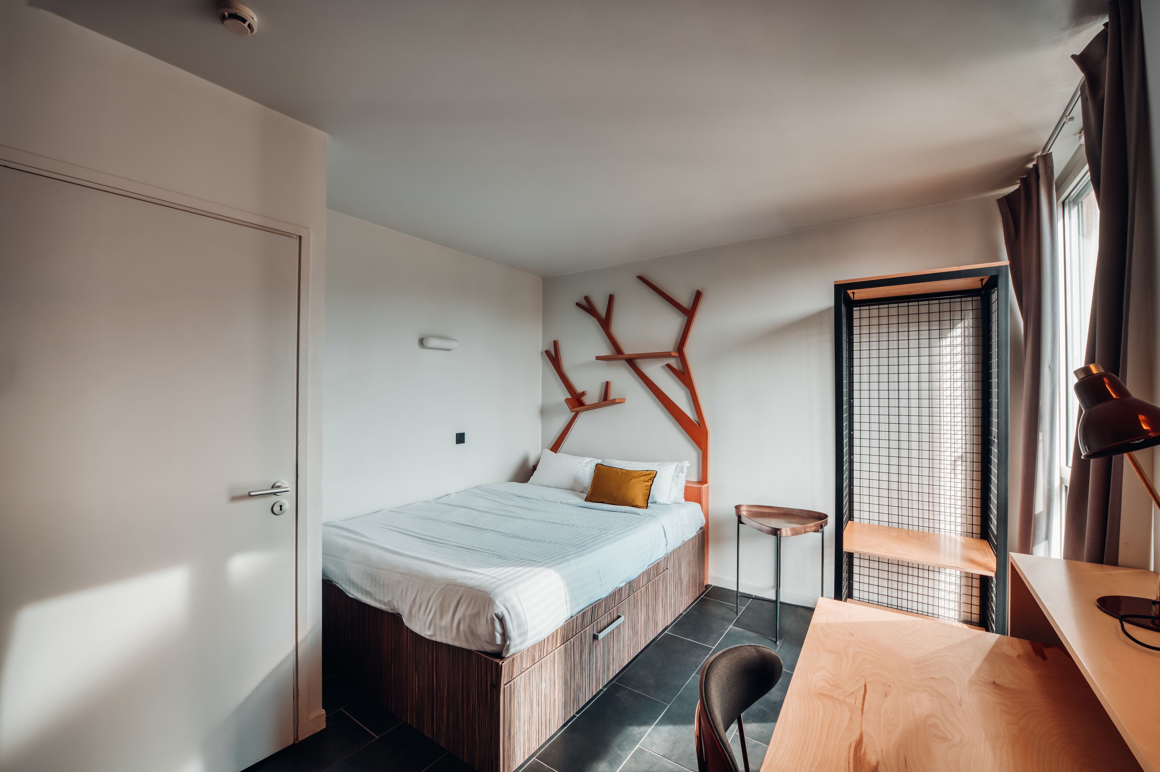 Ein modernes Schlafzimmer mit einem hölzernen Bett, einem Schreibtisch und einem Stuhl.