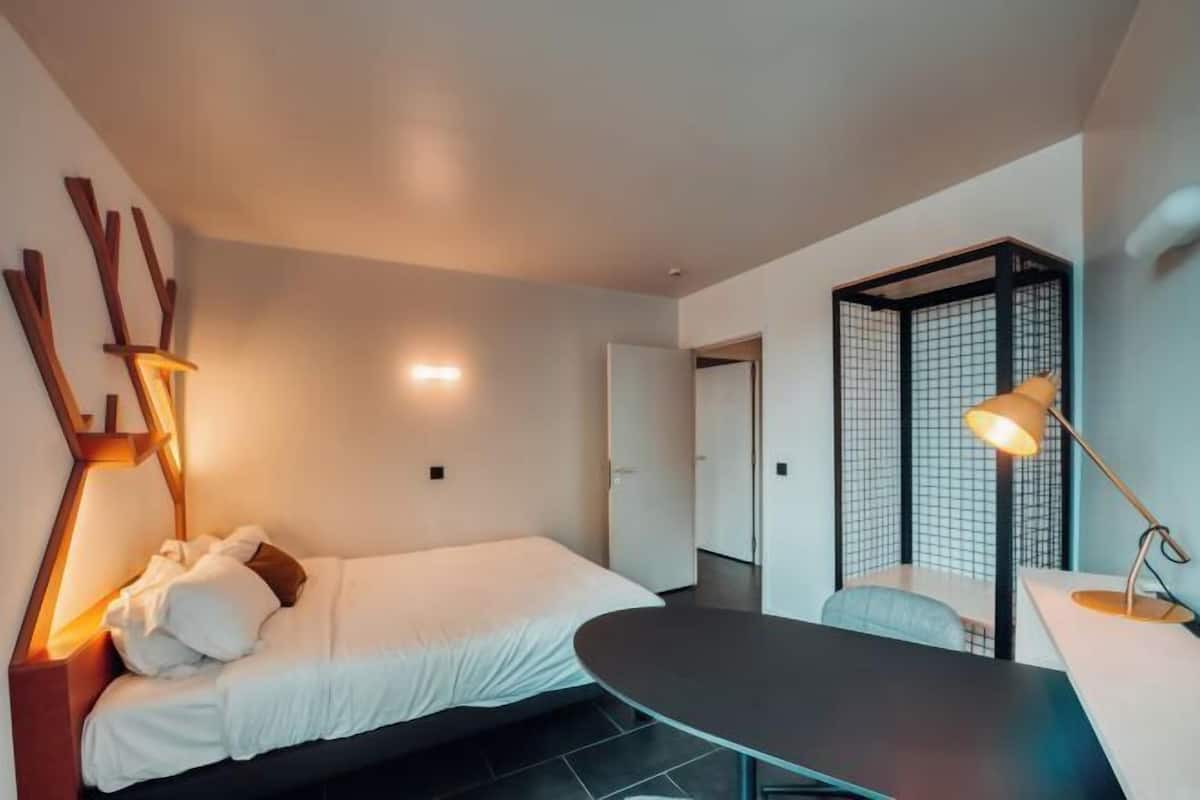 Literie de qualité, coffre-fort, décor unique, ameublement unique