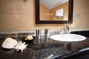 Căn hộ Cao cấp, 2 phòng ngủ (1 to 4 Guests) | Phòng tắm | Buồng tắm vòi sen, máy sấy tóc