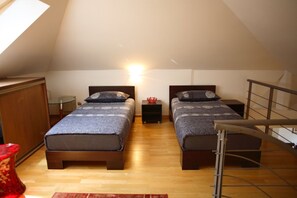 Căn hộ Cao cấp, 2 phòng ngủ (1 to 4 Guests) | Minibar, két bảo mật tại phòng, bàn, phòng cách âm