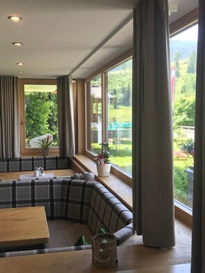 Dagelijks ontbijtbuffet (EUR 17 per persoon)