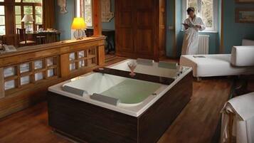 Suite | Jetted tub