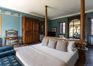 고급 침구, 셀렉트 컴포트 침대, 각각 다른 스타일의 인테리어, 책상