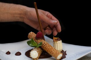 Serveert ontbijt, lunch, diner, uitzicht op de tuin 