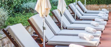 Piscine extérieure, cabanas gratuites, parasols
