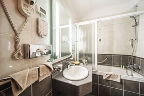 Superior Double Room | Bathroom | Designer toiletries, hair dryer, bathrobes, slippers - Hotel Kazbek (Dubrovnik)