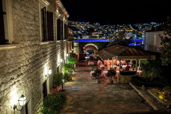 Deluxe Double Room | Hypo-allergenic bedding, minibar, in-room safe, individually decorated - Hotel Kazbek (Dubrovnik)