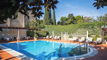 Outdoor pool, free cabanas, pool umbrellas