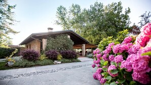 Un sendero de piedra que conduce a un edificio moderno con un patio cubierto.