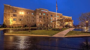 A Courtyard Marriott hotel with a well-lit entrance, parking area, and a flagpole. - Courtyard by Marriott Lima (Lima)