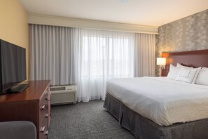Premium bedding, pillow-top beds, desk, laptop workspace - Courtyard Des Moines West/Jordan Creek (West Des Moines)