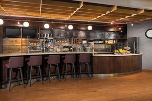 Daily cooked-to-order breakfast for a fee - Courtyard Des Moines West/Jordan Creek (West Des Moines)